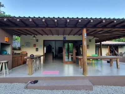 CASA COM 3 SUÍTES EM AMPLO TERRENO