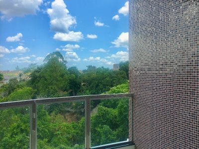 Apartamento de fino acabamento com varanda e garagem em Eunápolis